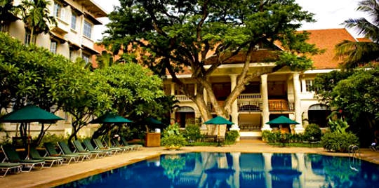 Piscine jardin hôtel Raffles Le Royal