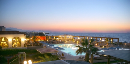 Vue panoramique piscine hôtel Europa Beach Crète